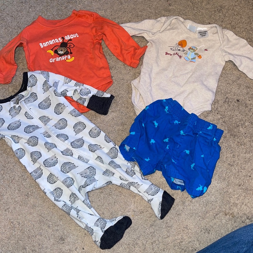 Lot 0/3 month clothes ❤️ 2/$15 ❤️